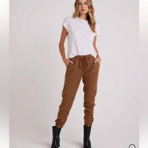 Bella Dahl Pocket Jogger in brown size M